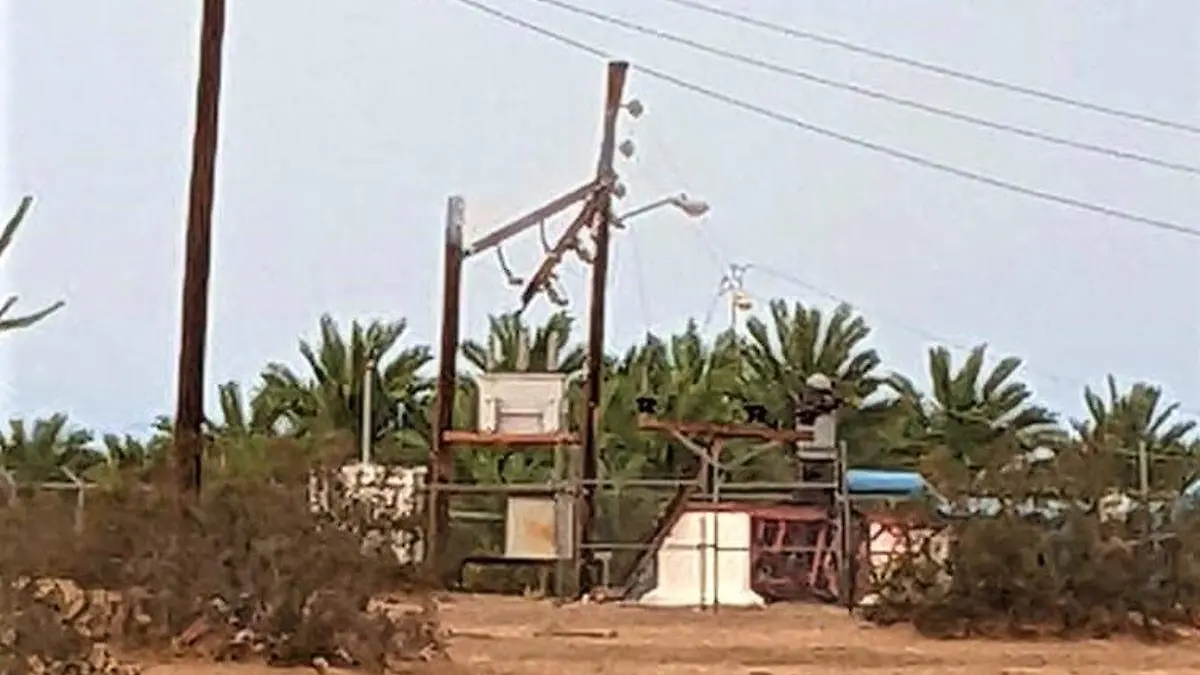 Un rayo afectó uno de los maderos de Comisión Federal de Electricidad por la carretera a Sonoyta